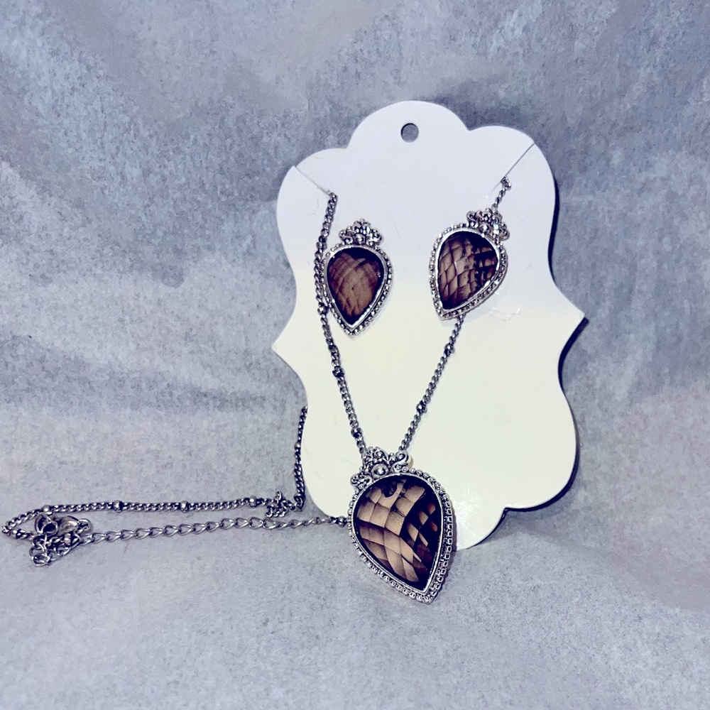 NWOT Gray Dragon Scale Embossed Pendant Necklace & Earring Set